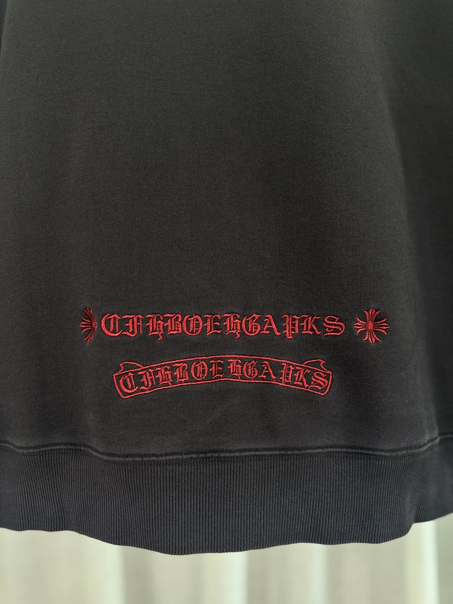 P280 top version, real shot without P, ​​different from market currency) 𝗖𝗵𝗿𝗼𝗺𝗲 𝗛𝗲𝗮𝗿𝘁𝘀/Cro Heart 2025 washed patch embroidery autumn and winter new original single counter American laser burnt 3D three-dimensional color embroidery couple casual sweatshirt 👑The highest version! Customized fabric 420g tripe terry fabric! American acid-washed and distressed original fabric laser burnt ✟appliqué embroidery and exquisite embroidery of letters! The best-selling model in the counter, very comfortable to wear. Accessories: original molded and authenticated collar label➕100% silk wash label. Genuine purchase-grade original hangtag➕matching hanging rope➕3D hanging beads➕original packaging bag. Craftsmanship: The original version has consistent wiring! The highest version of the armhole matching technique! Color: Green Black Size: S M L XL Style Number: 25-306